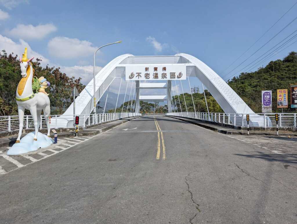 ▲高雄市政府工務局道路養護工程處進行橋梁維護與橋體塗裝復色作業，於2月初改善完成，新妝上路的新寶橋也為即將到來的花旗木花季開啟了嶄新的迎賓大道。（高雄市政府提供）